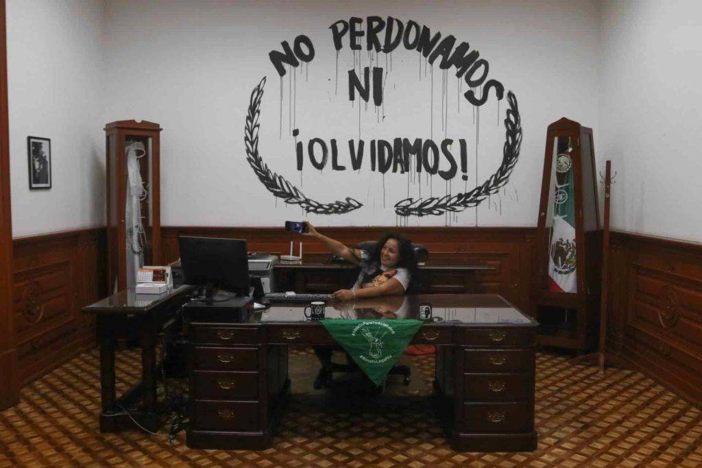 Madres de “Okupa CNDH” denuncian desvío de donaciones para fiestas con drogas y alcohol