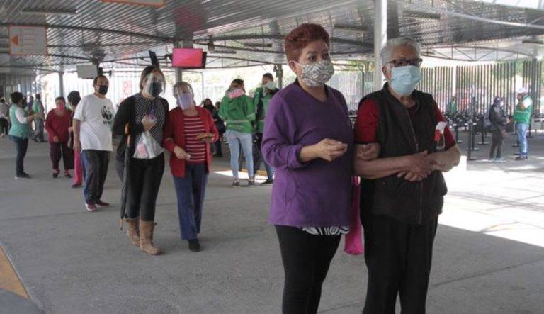 Adultos mayores, sin reacciones graves a la vacuna Covid