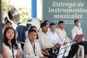 AMLO regala instrumentos a bandas de viento de Oaxaca