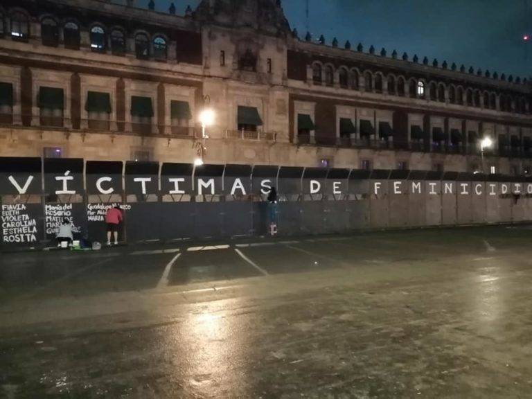 Escriben nombres de víctimas de feminicidio en Palacio Nacional