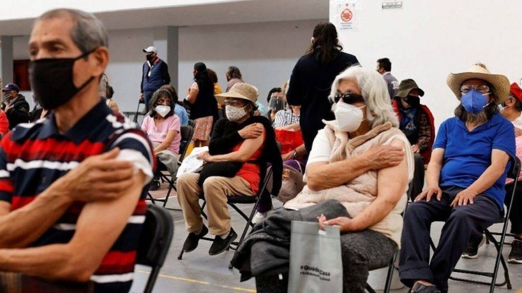 Avanza vacunación en la CdMx, 50% de adultos mayores han sido inmunizados
