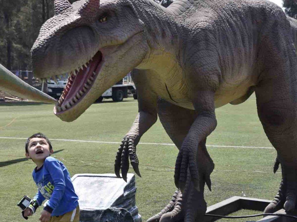 Brugada presenta parque temático de dinosaurios en Iztapalapa