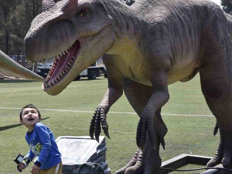 Brugada presenta parque temático de dinosaurios en Iztapalapa