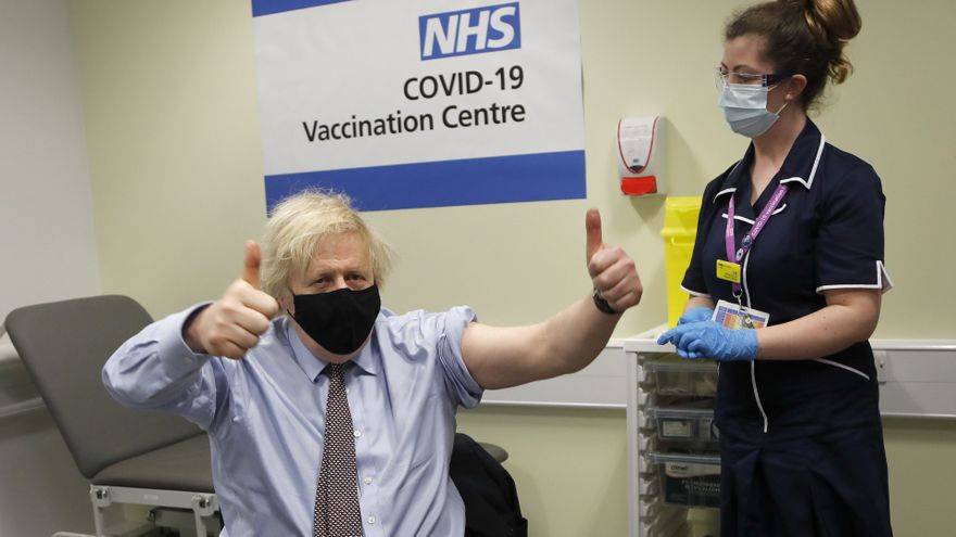Boris Johnson se vacuna contra la Covid-19 utilizando el fármaco de AstraZeneca