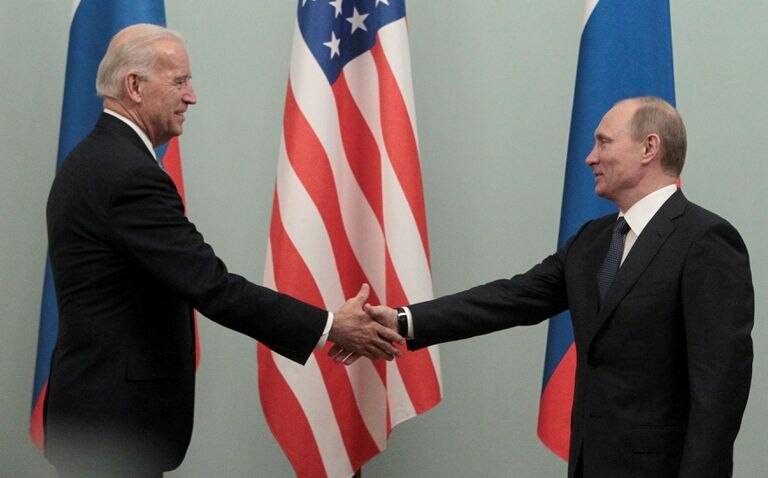 Putin invita a Biden a un debate público