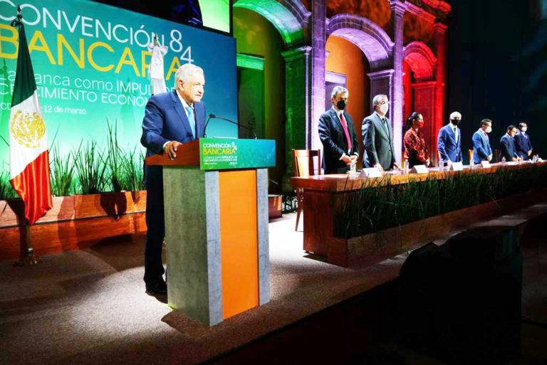 No se confundan, no cambiarán las reglas de la banca: AMLO