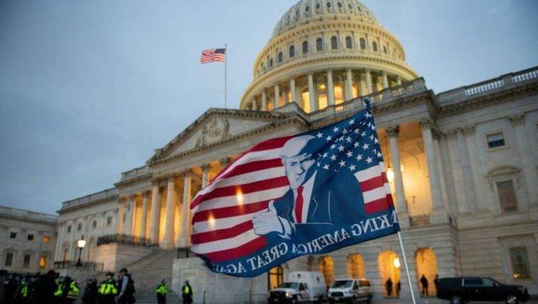 Policías denuncian a Trump por asalto al Capitolio
