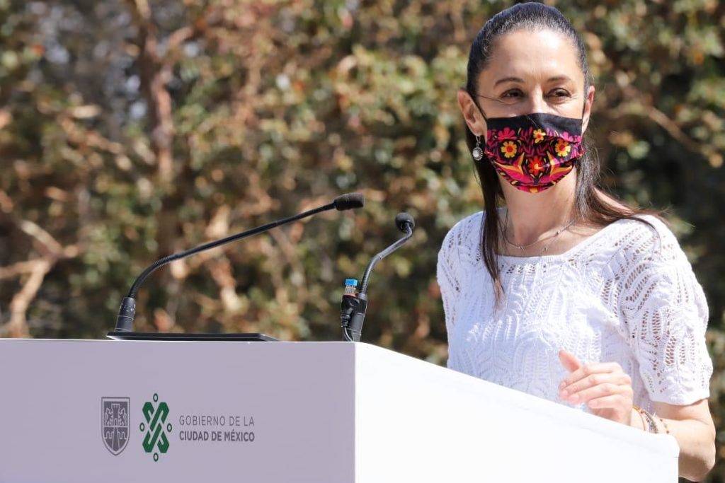 Se espera una gran marcha el 8 de marzo, Día de la Mujer, por lo que Sheinbaum dice que no se impedirá manifestarse a nadie; también dijo que ya vienen más vacunas Carlos Guzmán | Corresponsal CDMX. La Jefa de Gobierno de la Cuidad de México, Claudia Sheinbaum, informó que no se habrá de impedir a nadie ejercer su derecho este 8 de marzo, Día de la Mujer, ya que está programada una marcha. La mandataria capitalina exhortó a las organizaciones feministas a acatar las medidas sanitarias antes, durante y después de su movilización. También, le pidió a los y las marchistas que no causen destrozos durante sus protestas, ya que cada año las pérdidas económicas por esta actividad son cuantiosas. Asimismo, invitó a los manifestantes a evitar confrontaciones con otros grupos que pudieran acudir ese mismo día con ideas contrarias a exigir resultados. Ya vienen más vacunas para a Ciudad de México Por otra parte, la jefa de Gobierno, indicó que las próximas tres alcandías en las que aplicarán las vacunas contra el Covid-19 serán las más pobladas. Además, Sheinbaum indicó que el próximo viernes se informará cuáles alcaldías serán, pero antes se tiene que saber el número de dosis que le asignará el Gobierno de México a la capital del país. Enfatizó que con ello se buscará que estas alcaldías reduzcan con la inmunización de adultos mayores las hospitalizaciones, así como los fallecimientos por Covid-19.