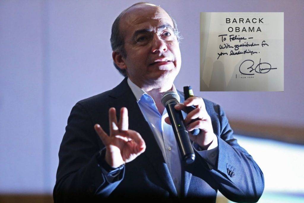Felipe Calderón presume libro firmado por Barack Obama y en redes lo destruyen