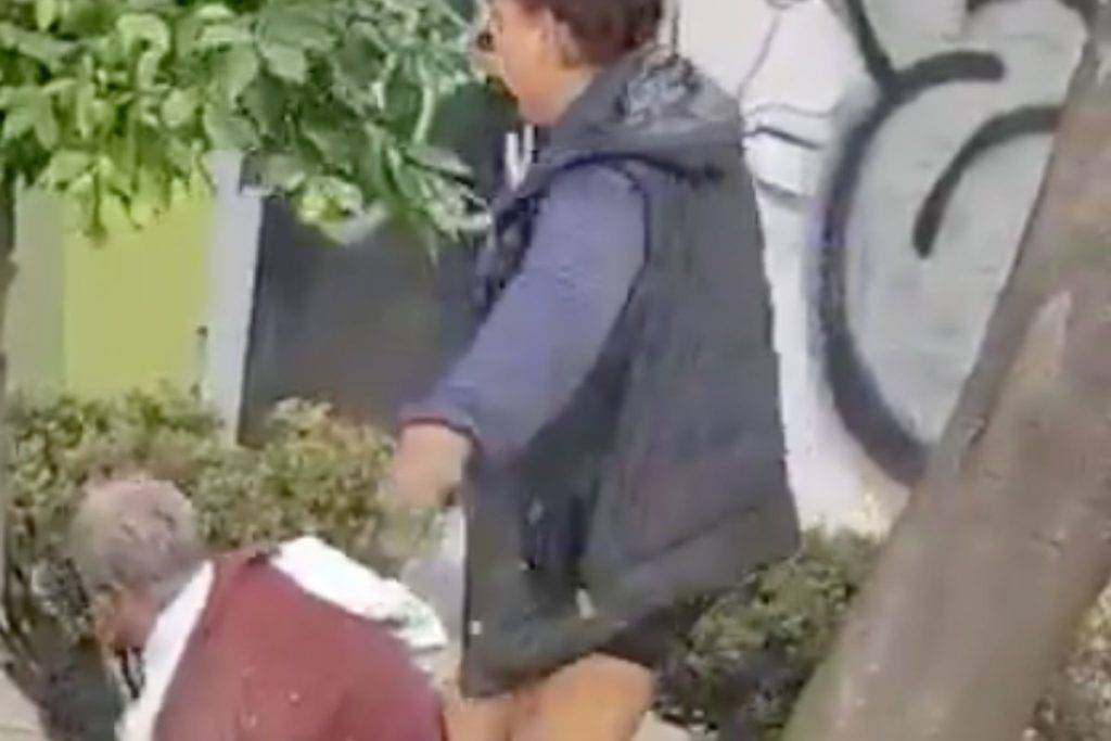 Captan a mujer golpeando a adulto mayor en la alcaldía Venustiano Carranza