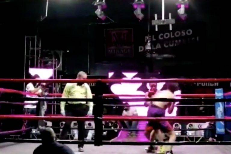 Peleador cae desplomado en la lona y queda inconsciente por varios minutos