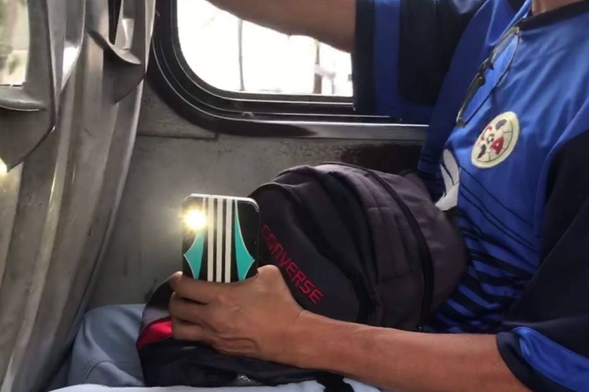 Mujer enfrenta a acosador que grababa sus piernas en transporte de Cancún