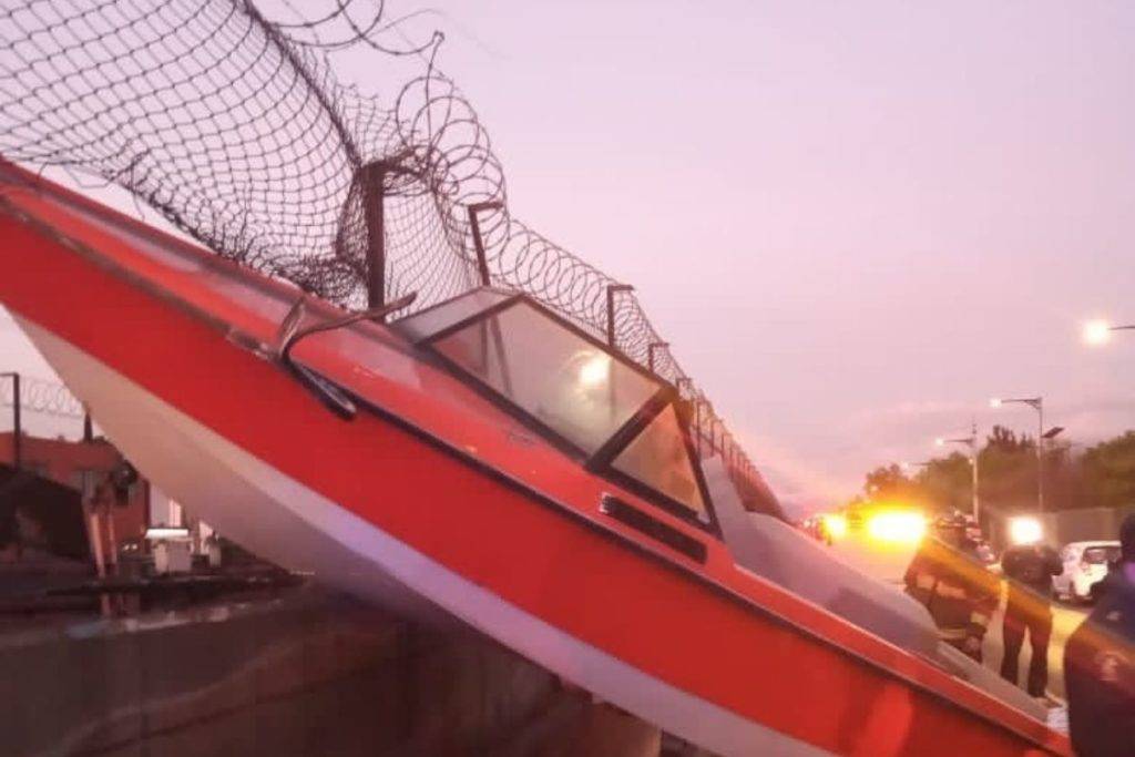 Lancha e impacta en valla de contención del Metro de la CDMX