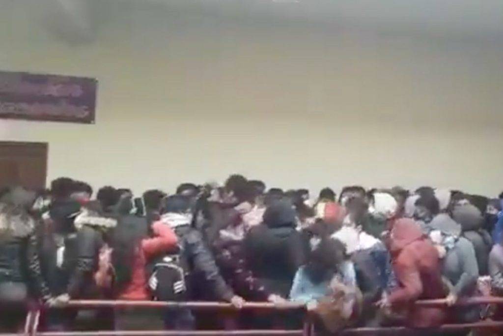 Fallecen cinco estudiantes tras caer de un cuarto piso en universidad de Bolivia