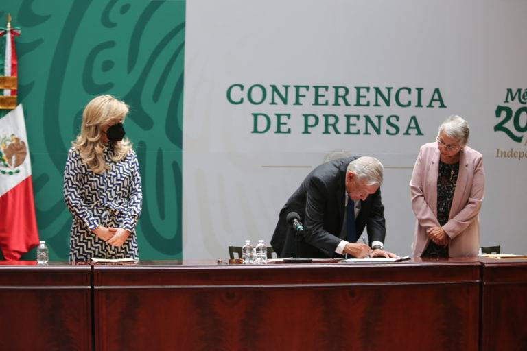 AMLO logra que los 32 gobernadores firmen el Acuerdo por la Democracia