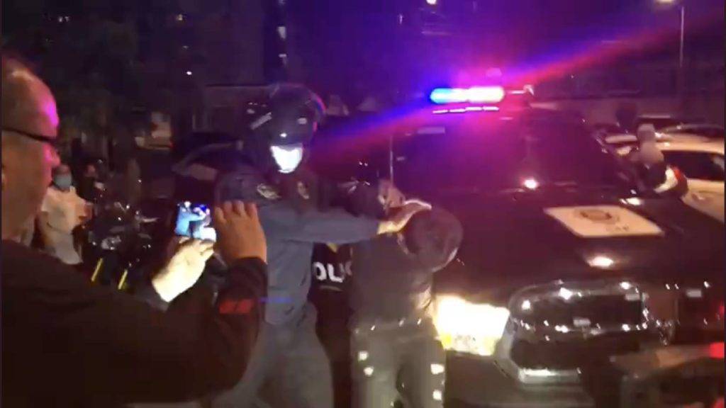 Detienen a presunto narcomenudista en un Mustang y con un AK-47 bañada en oro