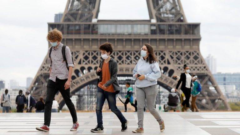 París podría volver a confinamiento; aumentaron casos de COVID-19