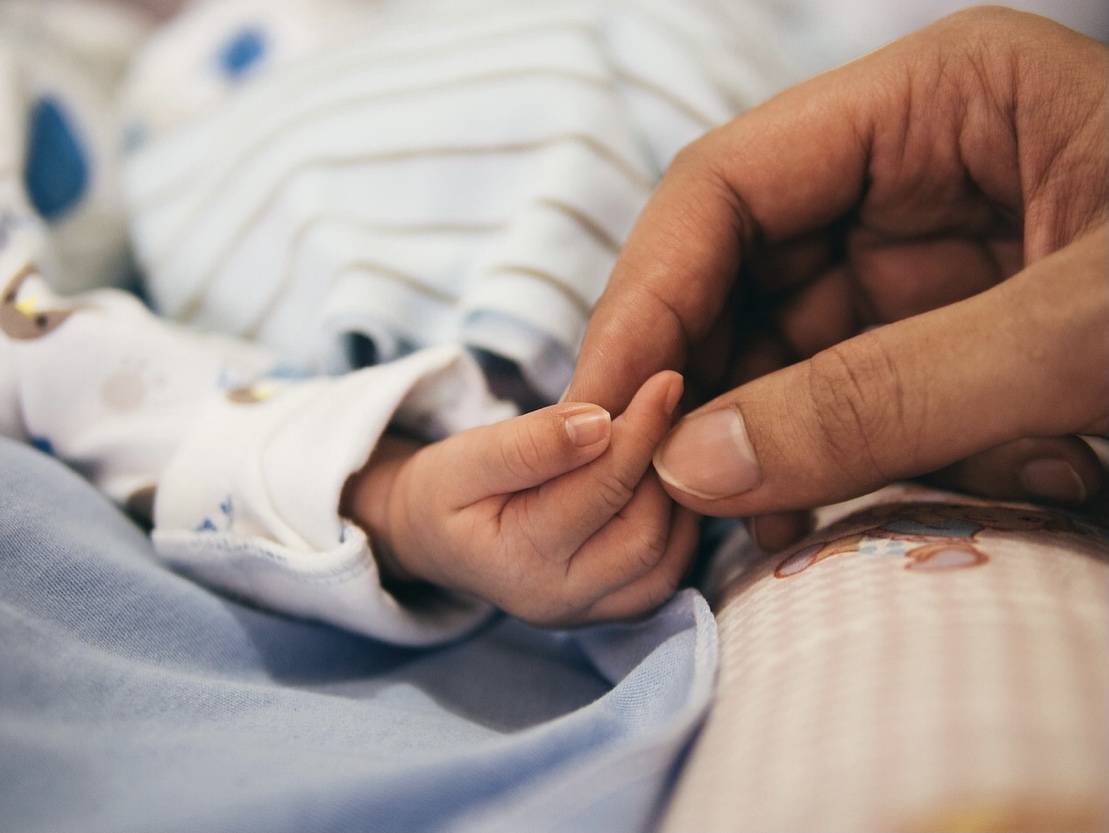 Bebé de madre vacunada nace con anticuerpos Covid-19
