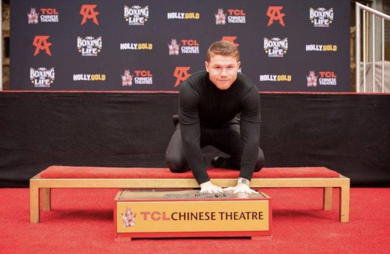 Canelo’ Álvarez plasma sus huellas en el paseo de la fama en Hollywood