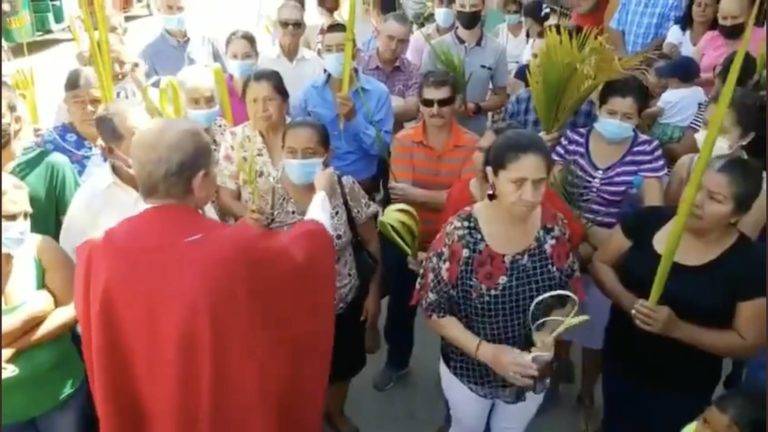 Sacerdote arranca cubrebocas a mujer porque usarlo “es una babosada”