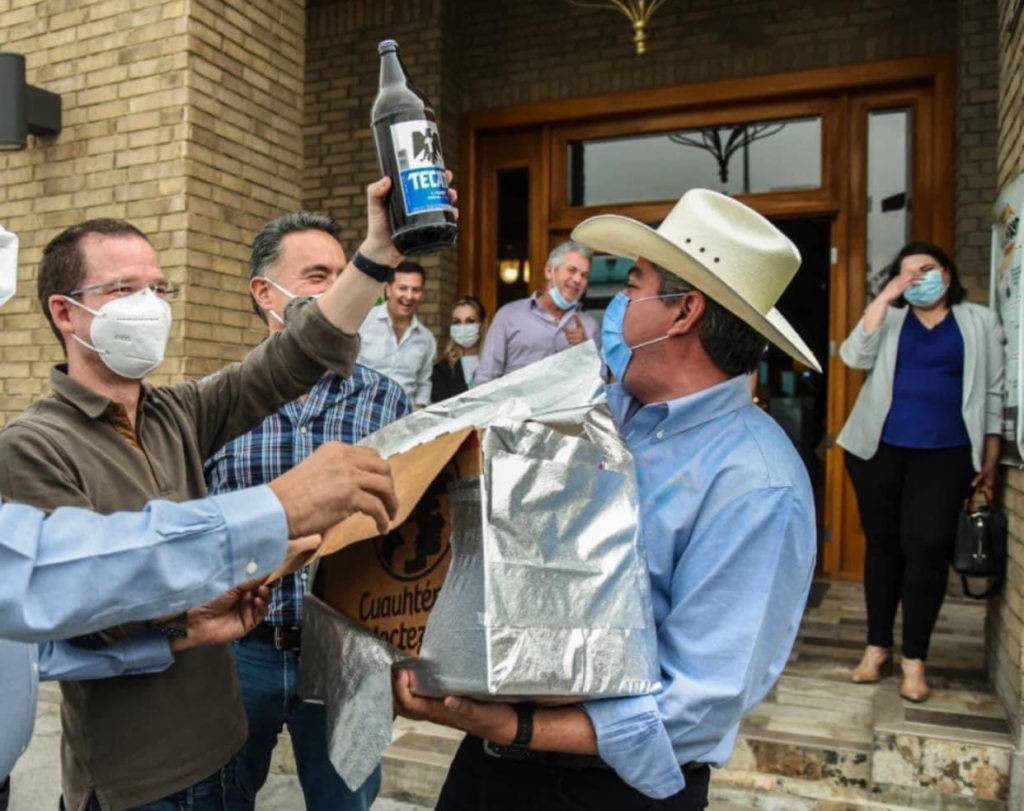 Anaya es recibido con caguamas en Coahuila, tras humillación en redes