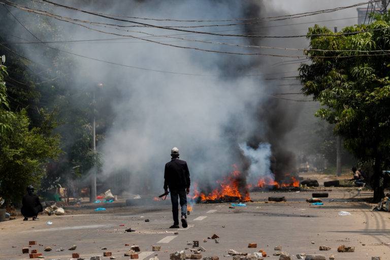 Por represión militar mueren más de 90 manifestantes en Myanmar, entre ellos un niño