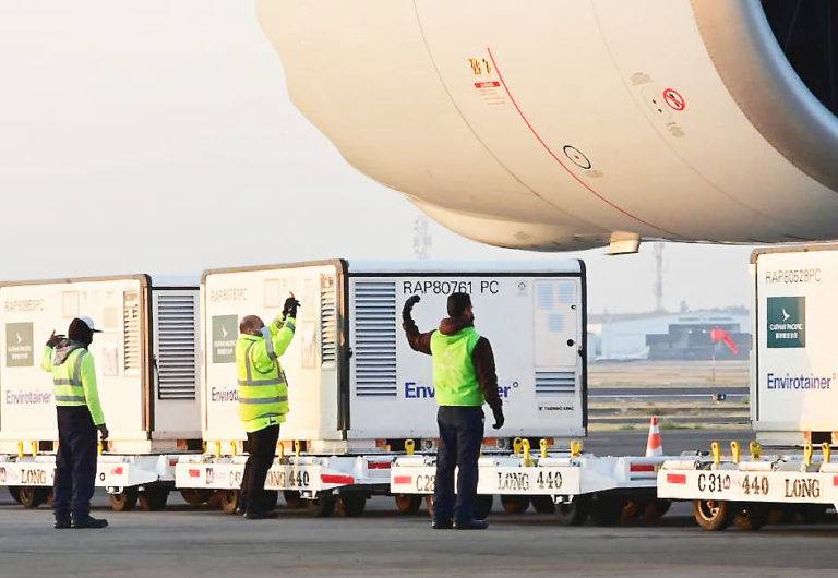China cumple; entrega un millón de vacunas
