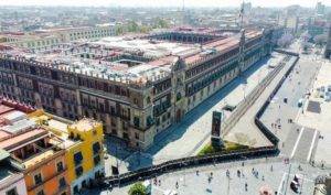 Para impedir destrozos, las vallas en el Zócalo: AMLO