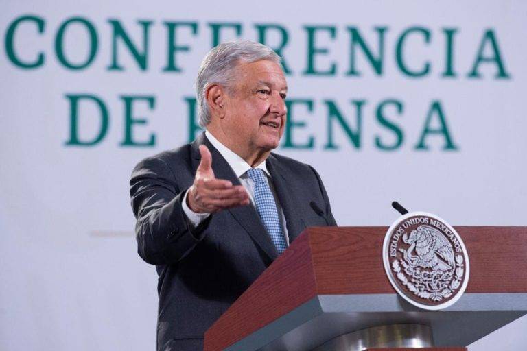 AMLO pide a mujeres manifestarse sin violencia