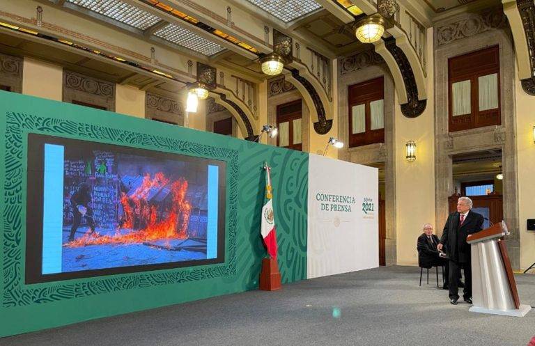 No fue una manifestación en el zócalo, fue martillo, gasolina y fuego: AMLO