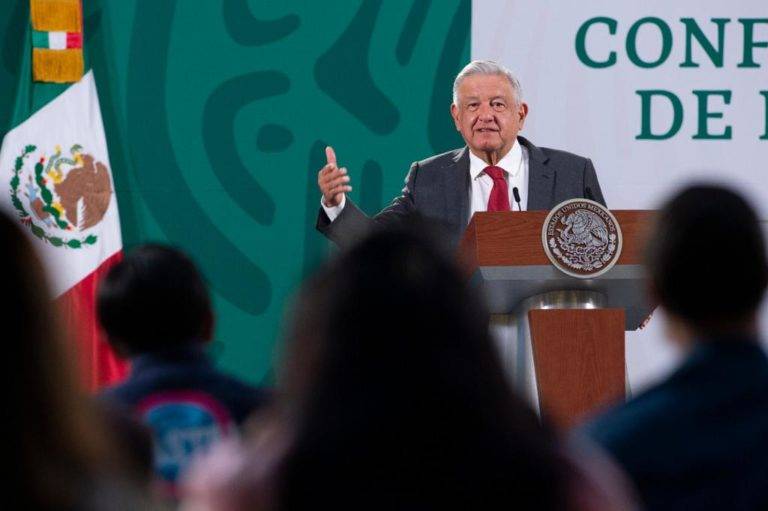 Hay crisis moral y de credibilidad en medios de comunicación: AMLO