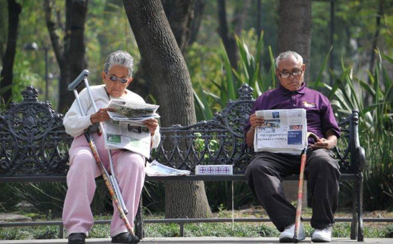 Constitución debe proteger a adultos mayores, propone Monreal