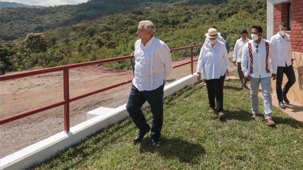 Ya van 140 Universidades Benito Juárez: AMLO