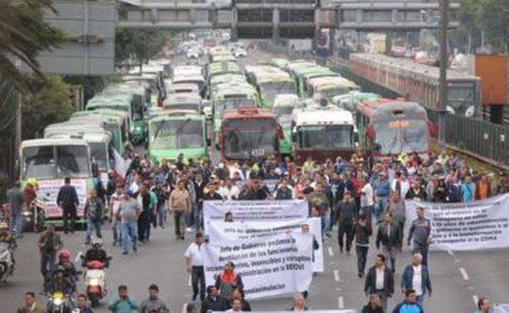 Transportistas desquician la ciudad; piden alza de tarifas