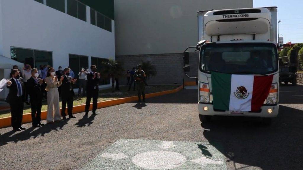 Banderazo de salida a primeras vacunas de CanSino envasadas en México