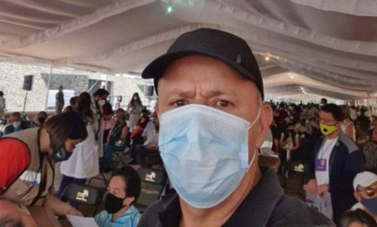 Ciro Gómez Leyva se vacuna contra la Covid-19