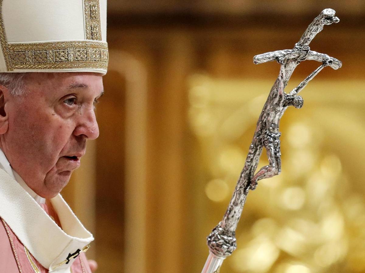 Papa Francisco acepta la renuncia de obispo que dijo que usar cubrebocas es “no confiar en Dios”