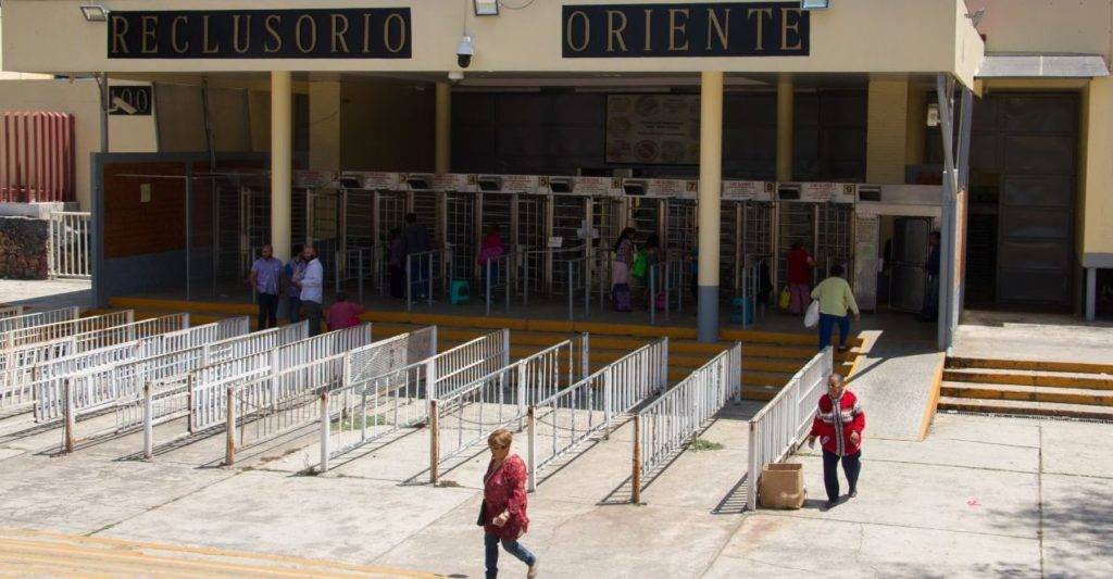 Con cabezas humanas amenazan a personal del Reclusorio Oriente