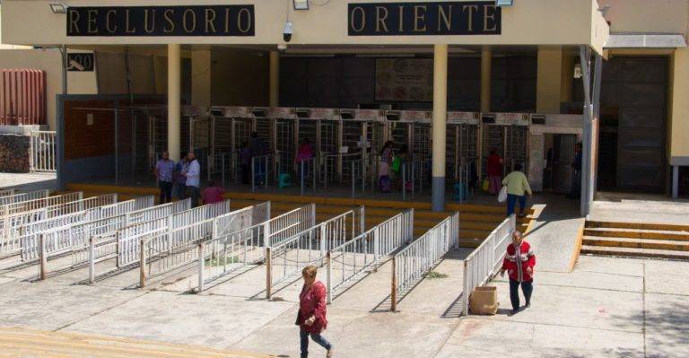 Con cabezas humanas amenazan a personal del Reclusorio Oriente