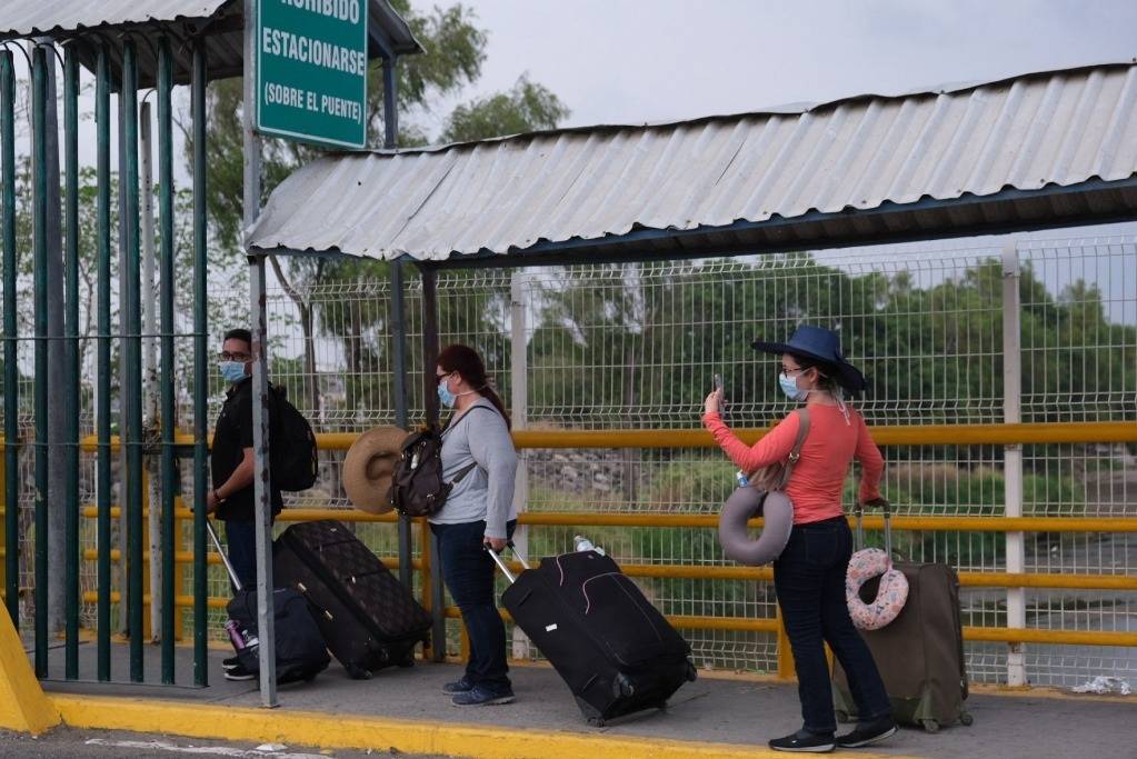 México frena tránsito fronterizo para evitar contagios COVID