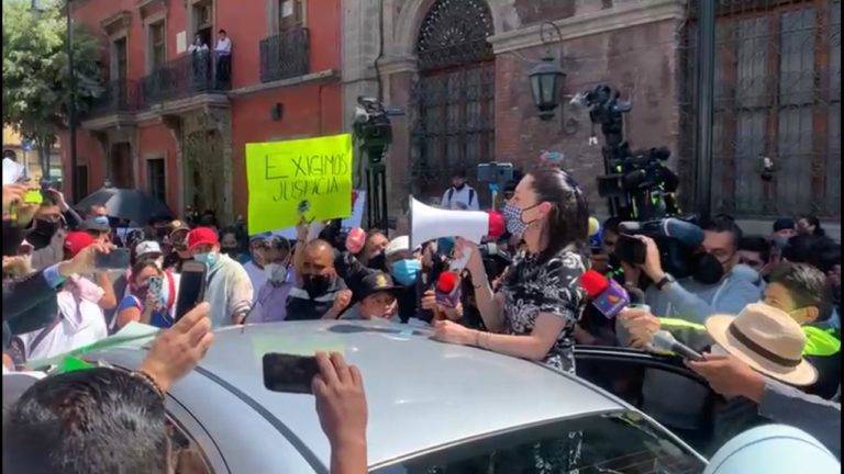 Irrumpen acto de Sheinbaum; piden liberar a motociclistas