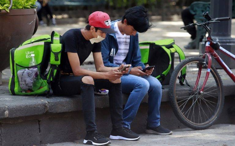 Diputados buscan seguro social y pago de gasolina para repartidores de plataformas