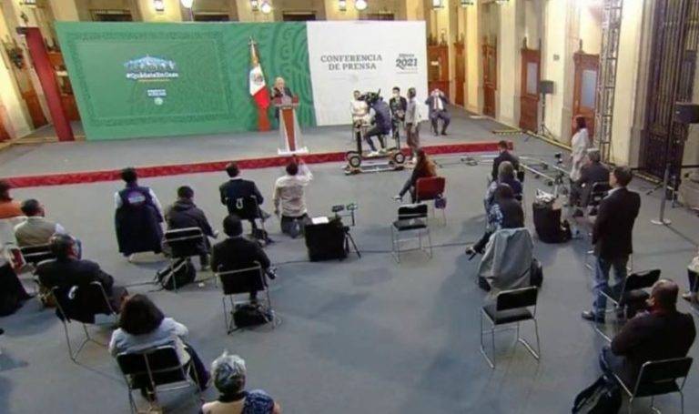 Reportero se hinca en la mañanera para pedirle la palabra a AMLO
