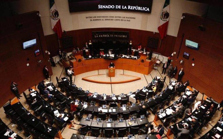 AMLO, por la igualdad salarial; celebra discusión en el Senado