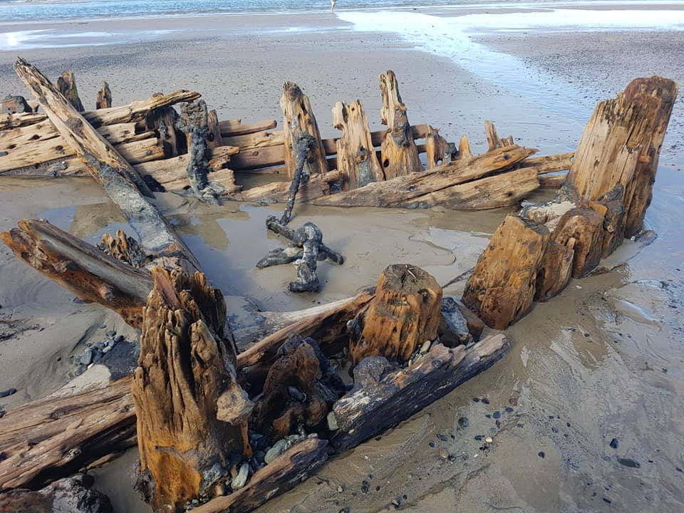 Lluvias dejan al descubierto barco del siglo XIX enterrado en la arena