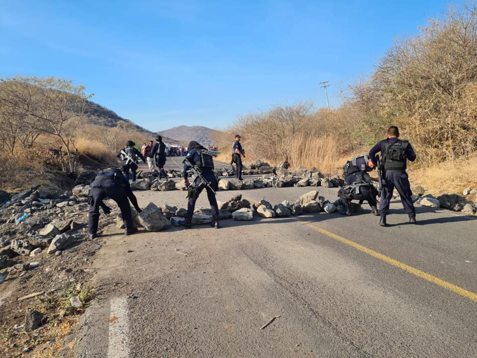 Policía de Michoacán reabrió carretera Aguililla-Apatzingán