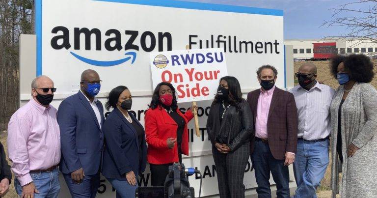 Por intimidaciones, trabajadores de Amazon desisten de formar un sindicato en EU