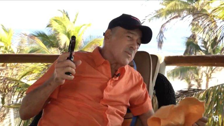 Andrés García dispara su 9mm en plena entrevista