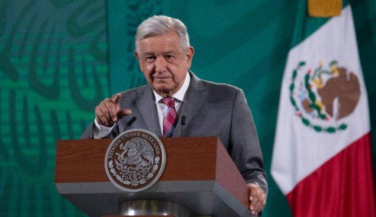 Falso que no quisimos vacunar a médicos particulares; es politiquería: AMLO