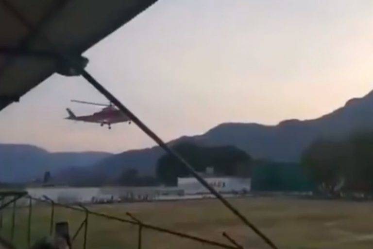 Habitantes de Malinalco lanzan piedras y botellas a helicóptero de rescate
